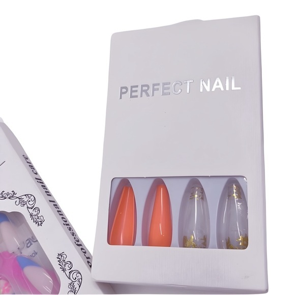 Nail the Style Game with Press-Ons, Lashes, and Magnetic Magic! - Picture 4 of 6